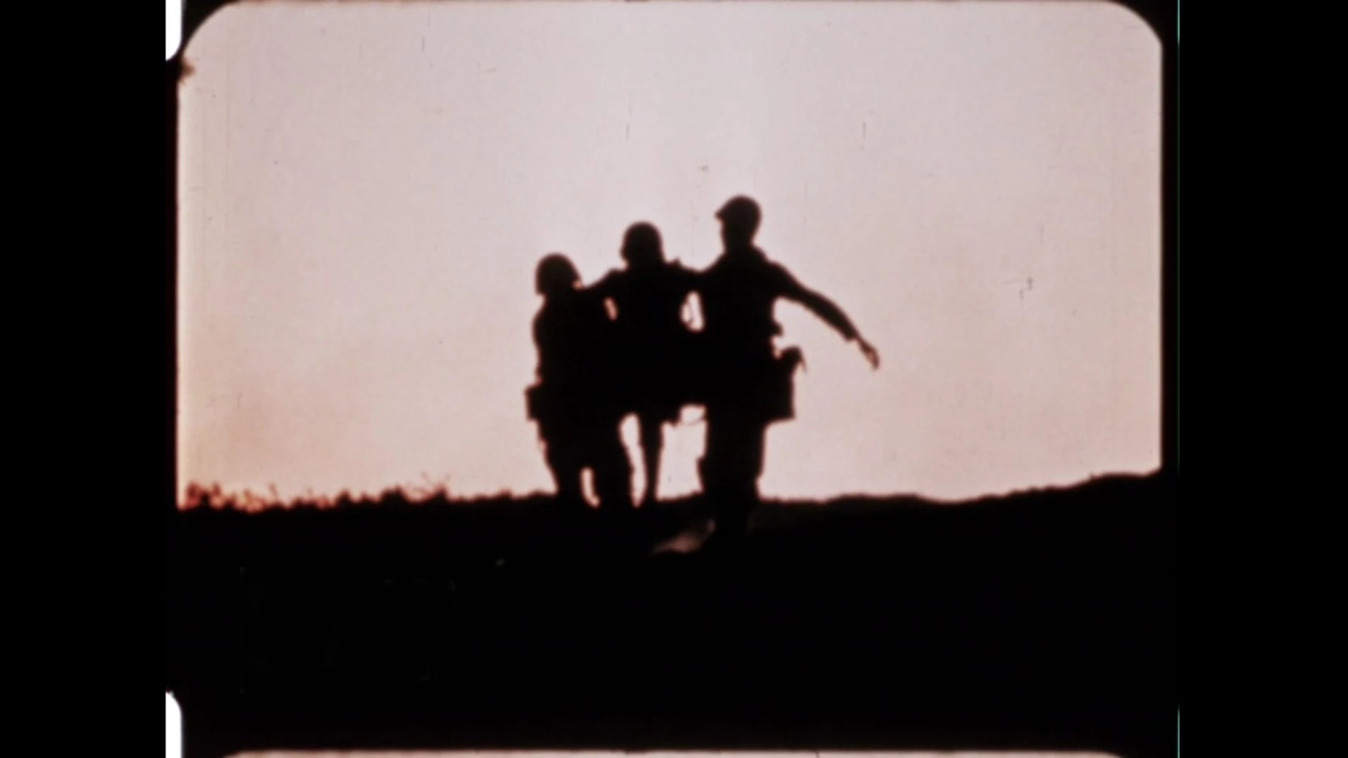 Dos soldados norteamericanos llevan a un compañero herido durante la batalla de Iwo Jima