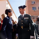 La directora general de la Guardia Civil, María Gámez, junto a nuevo coronel jefe de la Comandancia de Málaga, Antonio Rodríguez-Medel, en el acto de toma de posesión.