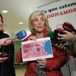 La consejera de Sanidad de Castilla y León, Verónica Casado, muestra un cartel con el número de información sobre el coronavirus