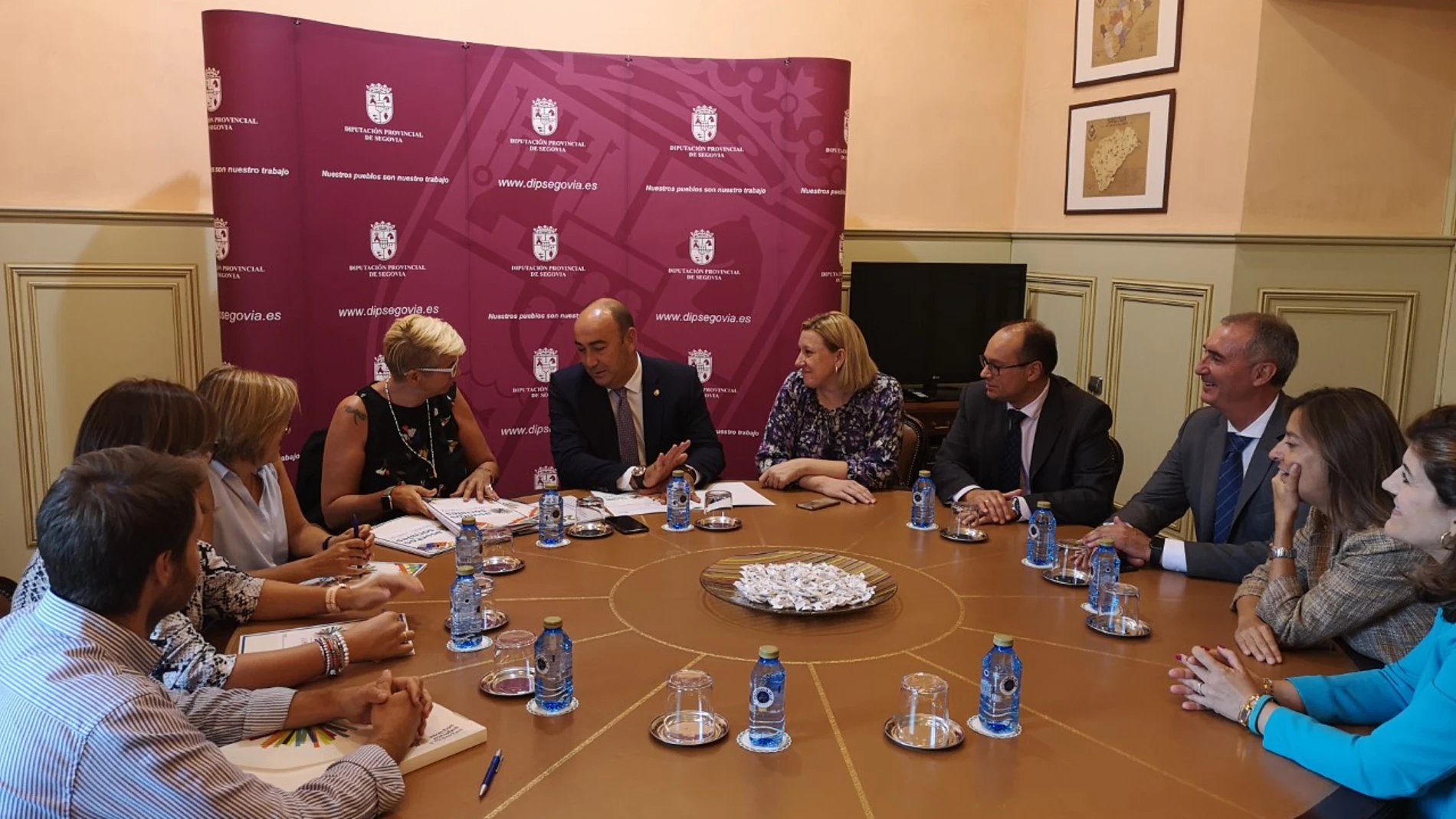 El presidente de la Diputación de Segovia, Miguel Ángel de Vicente, junto con la consejera de Familia e Igualdad de Oportunidades, Isabel Blanco, entre otros, durante un reciente encuentro