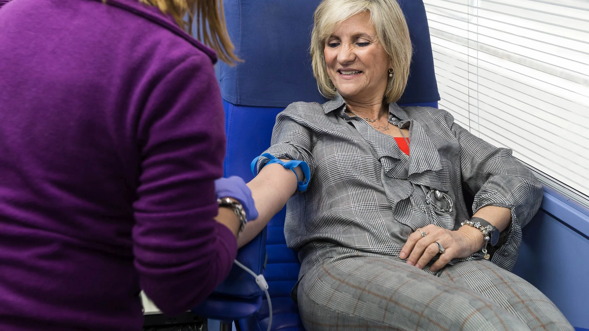 La consejera de Sanidad, Verónica Casado, presenta una campaña para fomentar la donación de sangre entre profesionales de Atención Primaria. En la imagen la consejera se dispone a donar sangre durante la campaña.