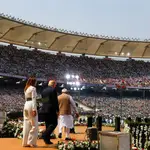 Tr0ump, Melania Trum y eñ primer ministro indio Narendra Modi durante la ceremonia de bienvenida en la India