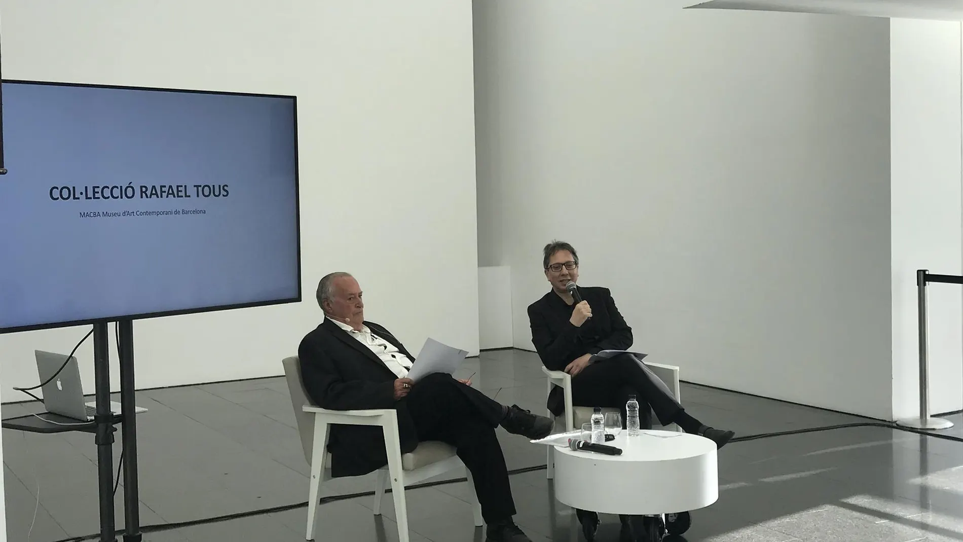 El coleccionista Rafael Tous y el director del Macba Ferran Barenblit en rueda de prensa, el 24 de febrero de 2020