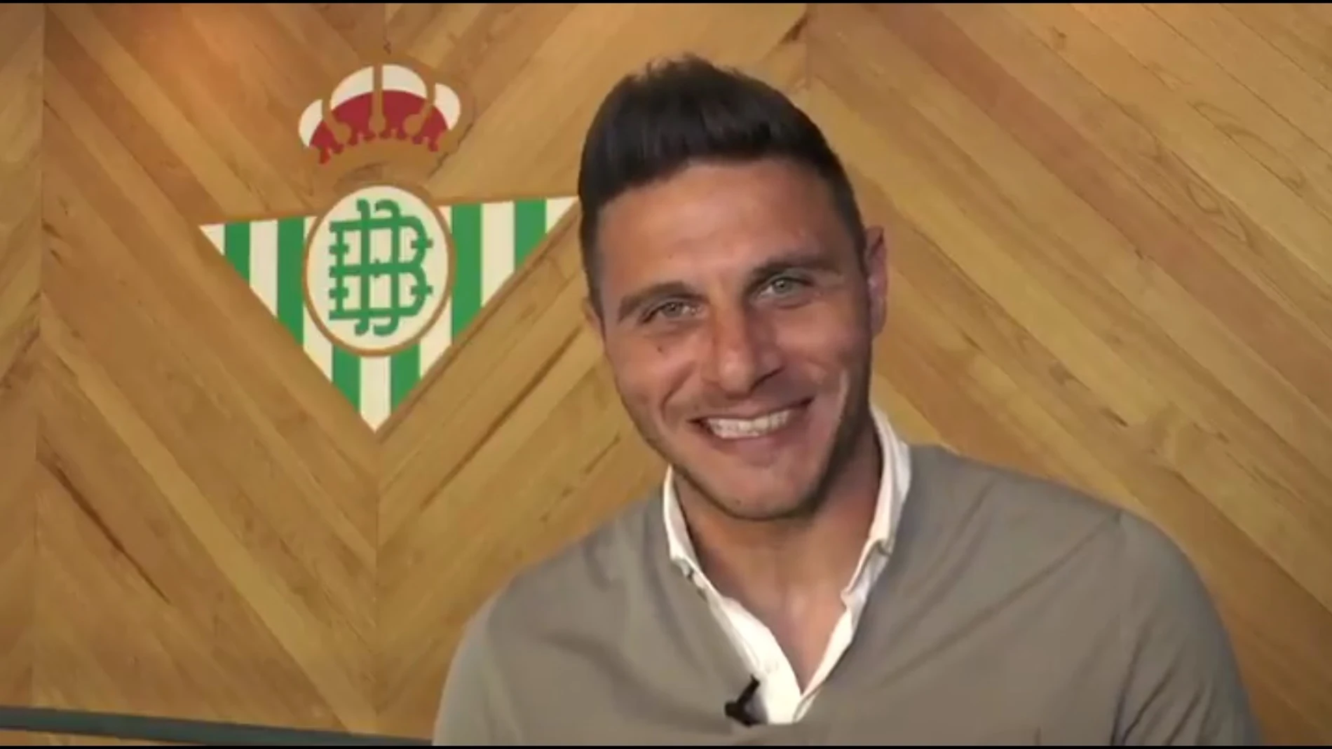 El bético Joaquín valora la Medalla de Andalucía con responsabilidad porque los futbolistas son "espejo de muchos niños"