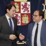 El presidente, Alfonso Fernández Mañueco, junto al alcalde de La Bañeza, Javier Carrera de Blas