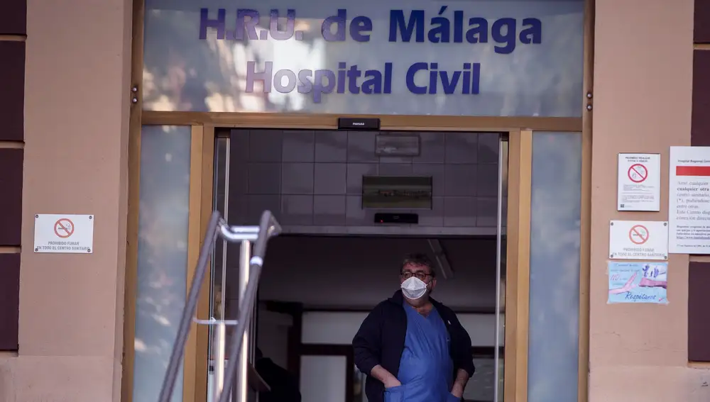 Un trabajador del Hospital Civil de Málaga porta una mascarilla protectora en la entrada de urgencias después de que dos pacientes hayan sido aislados ante sospechas de COVID-19 (coronavirus) al presentar un cuadro gripal tras haber viajado recientemente al norte de Italia. EFE/Jorge Zapata