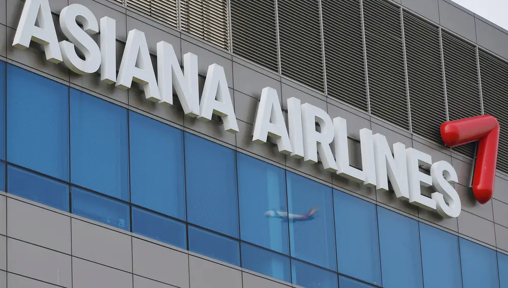 FILE PHOTO - A view of the Asiana Airline logo at its head office in Seoul, South Korea August 8, 2013. REUTERS/Kim Hong-Ji/File Picture
