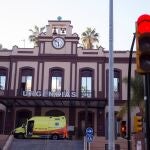 Vista de la entrada de urgencias del Hospital Civil de Málaga, donde dos pacientes han sido aislados al presentar un cuadro gripal tras haber viajado recientemente al norte de Italia ante sospechas de coronavirus. EFE/Jorge Zapata