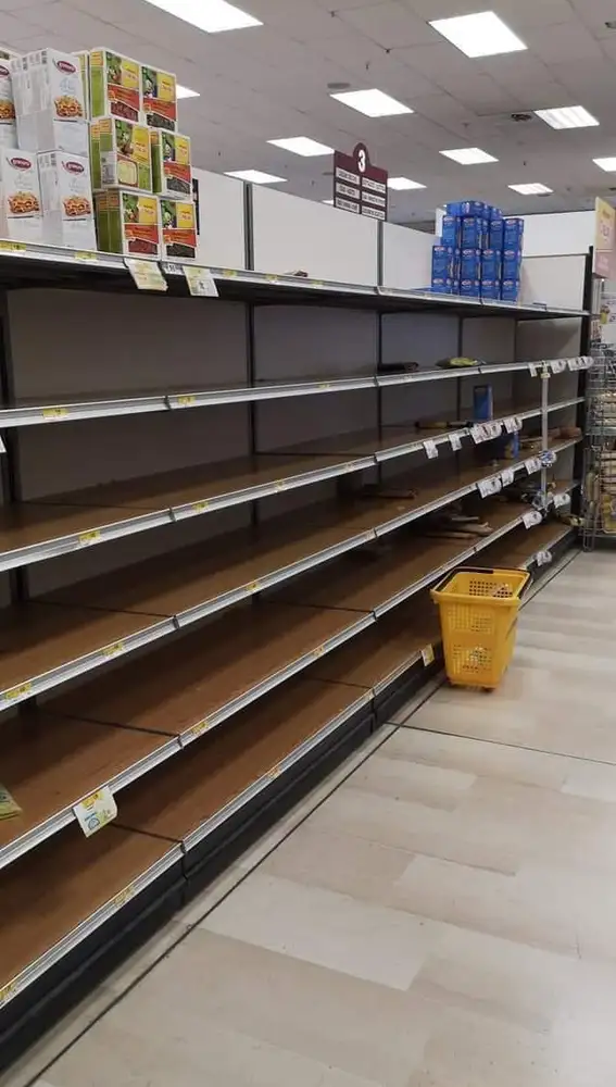 Estanterías vacías en supermercados de Italia por la crisis del coronavirus