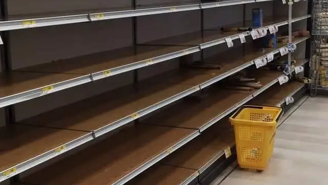 Estanterías vacías en supermercados de Italia por la crisis del coronavirus