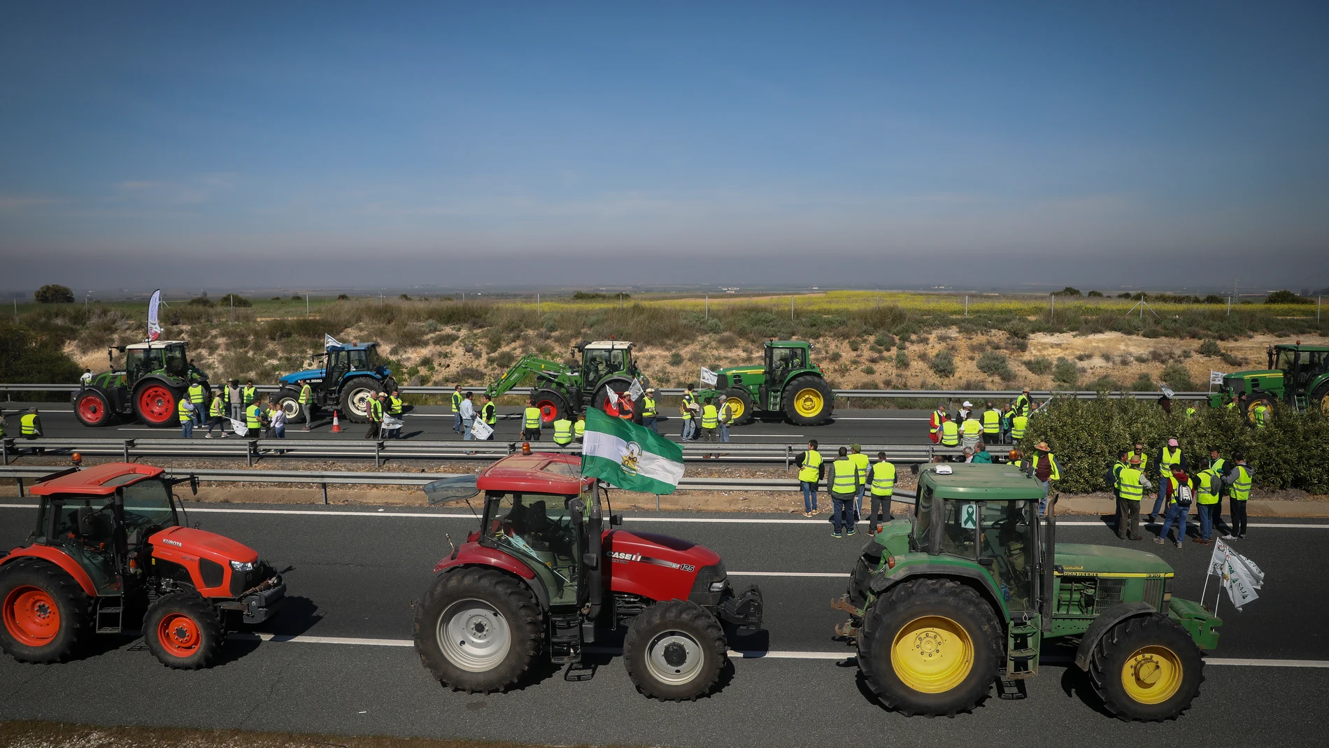 Tractorada organizada por agricultores en la A-4 en Carmona