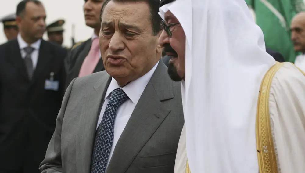 El rey Abdullah bin Abdul Aziz al-Saud de Saudi Arabia, charla con el expresidente egipcio Hosni Mubarak en 2011