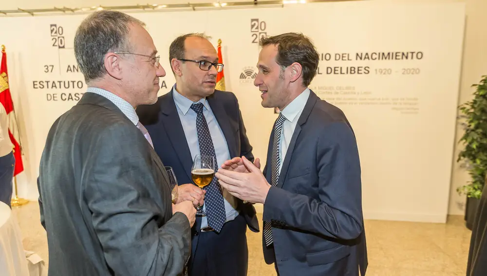 El presidente de la Diputación de Valladolid, Conrado Íscar, conversa con Raúl de Pablos y Pablo Rodríguez