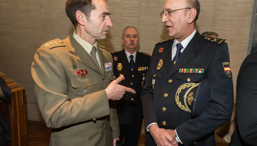 El inspecto jefe de Policía, Juan José Campesino, conversa con el delegado de Defensa de Castilla y León, Vicente González