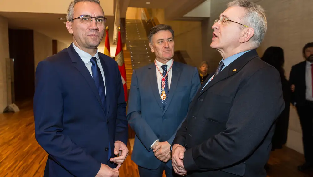 El delegado del Gobierno, Javier Izquierdo, junto a Francisco Vázquez y Óscar Reguera