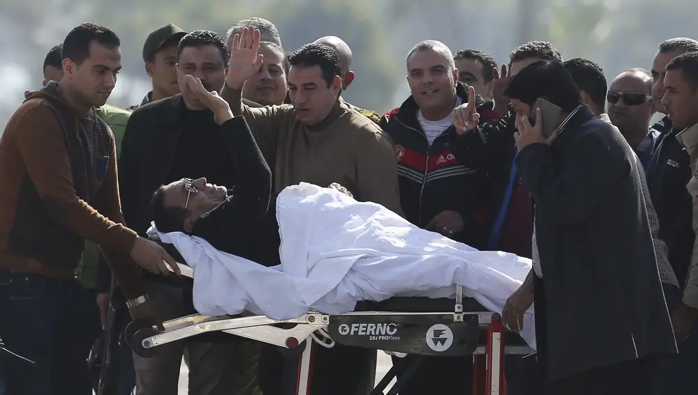 Hosni Mubarak saludo a sus seguidores desde el hospital militar de Maadi en 2014.