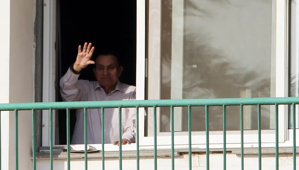 Hosni Mubarak saluda a sus seguidores desde su habitación en el 43 aniversario de la Guerra Árabe Israelí de 1973, en 2016
