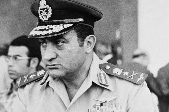 El ex presidente, que gobernó el país desde 1981 a 2011, ha fallecido después de una operación en un hospital de El Cairo. En la imagen, Mubarak cuando era comandante de la fuerza aérea egipcia durante un desfile en El Cairo en 1974.