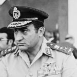 El ex presidente, que gobernó el país desde 1981 a 2011, ha fallecido después de una operación en un hospital de El Cairo. En la imagen, Mubarak cuando era comandante de la fuerza aérea egipcia durante un desfile en El Cairo en 1974.