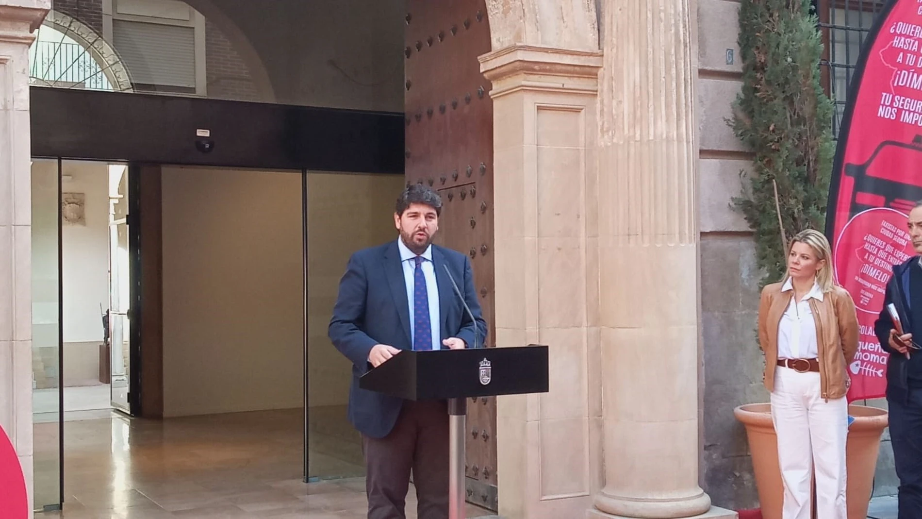 López Miras insiste en que el BEI "preautorizó" el préstamo al Mar Menor y acusa al Gobierno central de obstaculizarlo