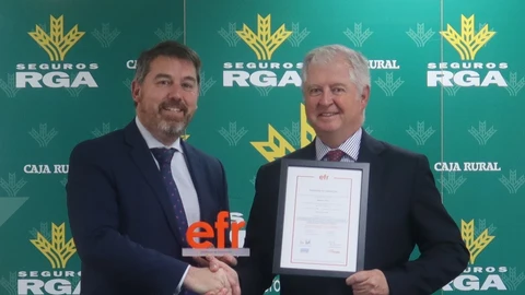 El director general de Fundación Másfamilia, Rafael Fuertes, hizo entrega a Pablo González de Castejón, director general de Seguros RGA, de la calificación “efr"
