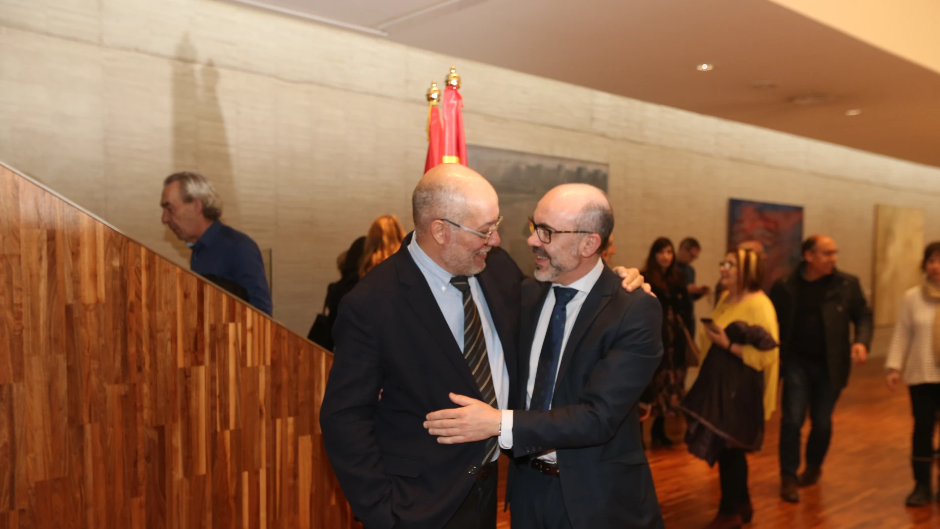 Francisco Igea conversa con el consejero de Cultura, Javier Ortega, antes del acto del 37 aniversario del Estatuto