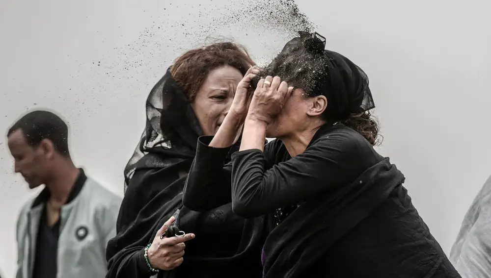 Picture nominated for World Press Photo of the Year shows: 'Relative Mourns Flight ET 302 Crash Victim' © Mulugeta Ayene (Etiopía) de Associated Press.