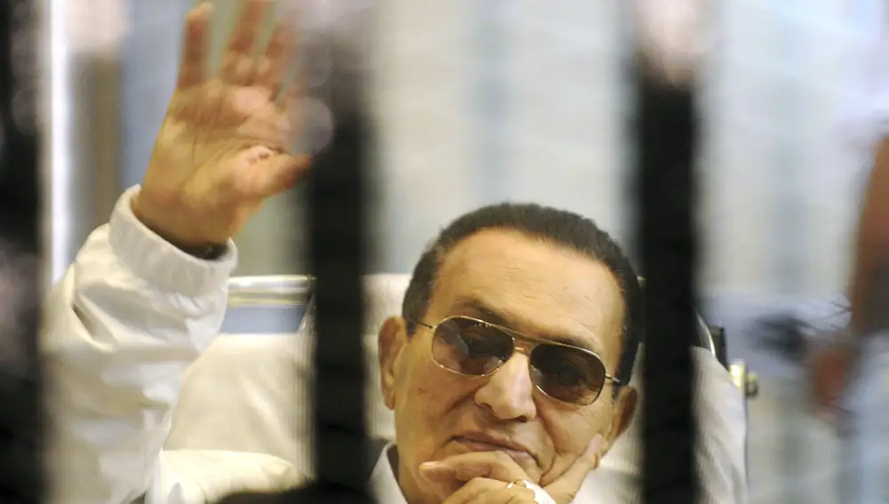 Hosni Mubarak saluda a sus segudiores en una imagen de 2011