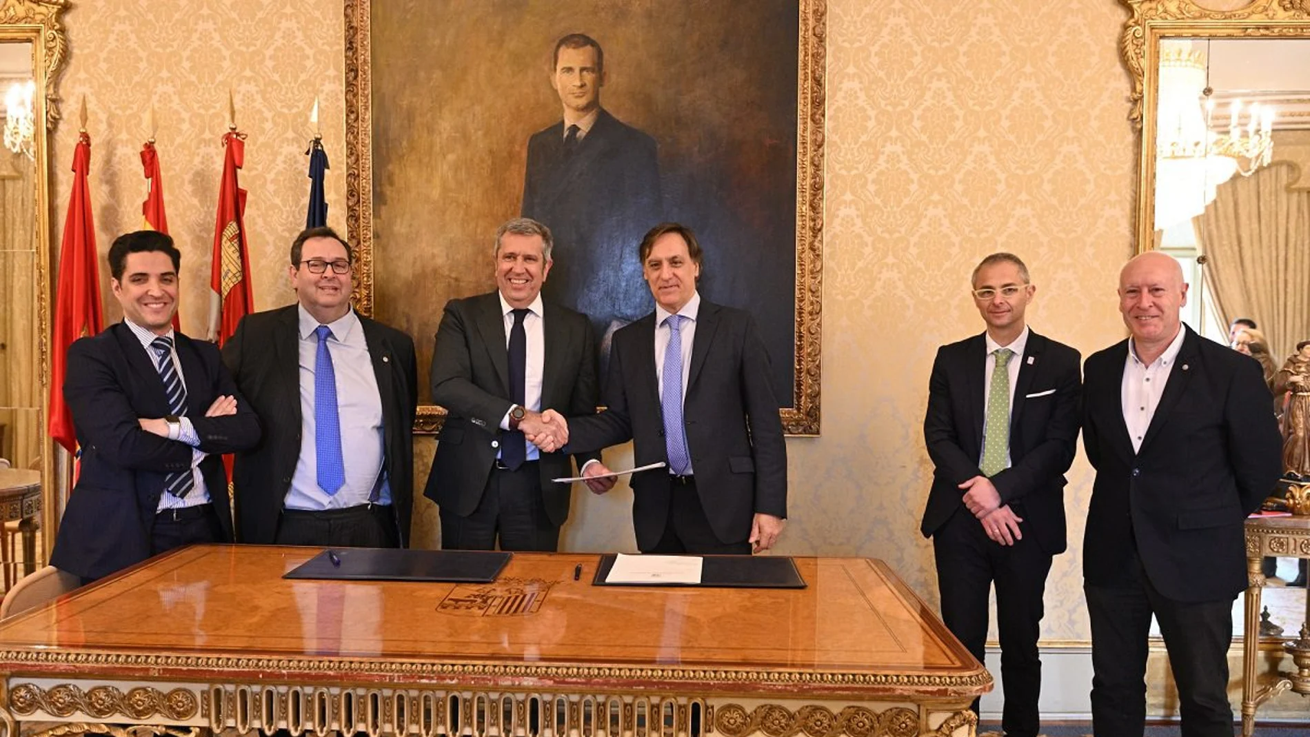 El alcalde Carlos García Carbayo junto a Javier Collado y Ricardo Rivero, entre otros