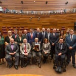 Fernández Mañueco, Luis Fuentes, Germán Barrios, Isabel Blanco y los miembros de la Mesa de las Cortes junto a los representantes de las organizaciones galardonadas