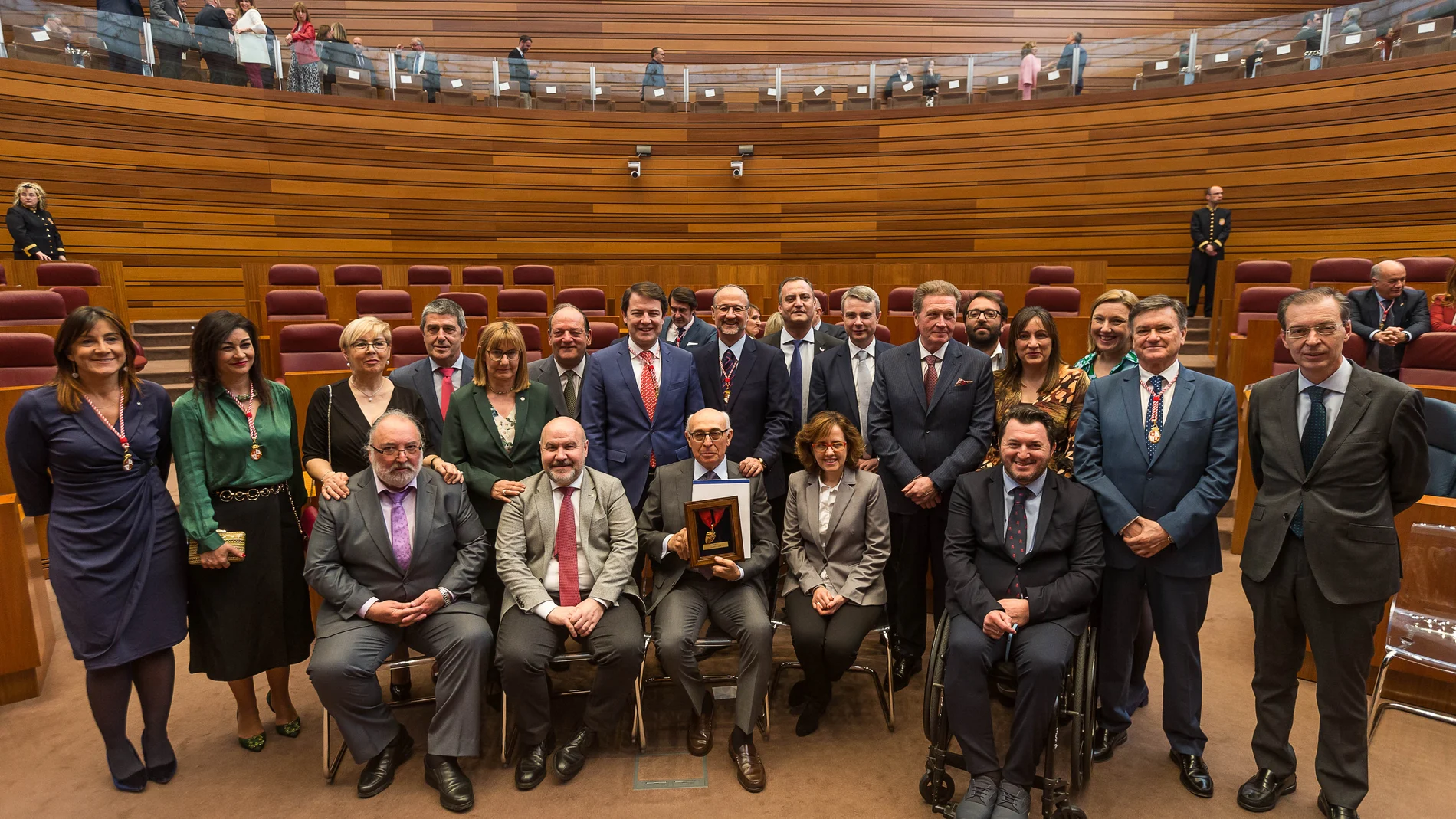 Fernández Mañueco, Luis Fuentes, Germán Barrios, Isabel Blanco y los miembros de la Mesa de las Cortes junto a los representantes de las organizaciones galardonadas