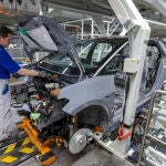 Un técnico de Volkswagen trabaja en la fabricación de un vehículo eléctrico en Alemania