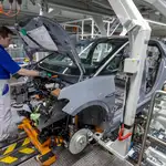 Un técnico de Volkswagen trabaja en la fabricación de un vehículo eléctrico en Alemania