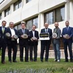 El consejero de Agricultura, Ganadería y Desarrollo Rural, Jesús Julio Carnero, junto a los promotores de la marca Queso Castellano