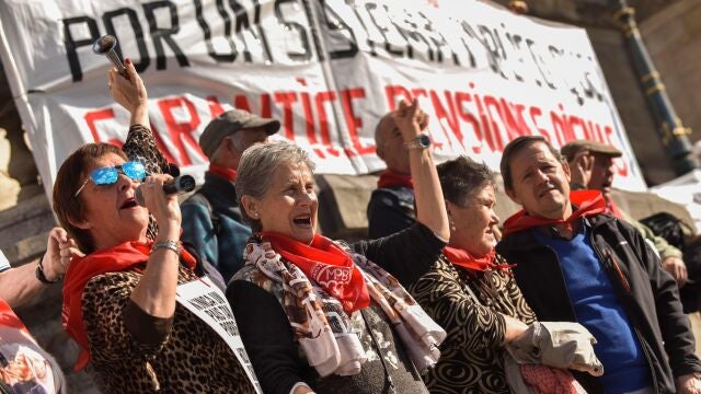 Pensionistas de Vizcaya en una concentración ante el ayuntamiento de Bilbao
