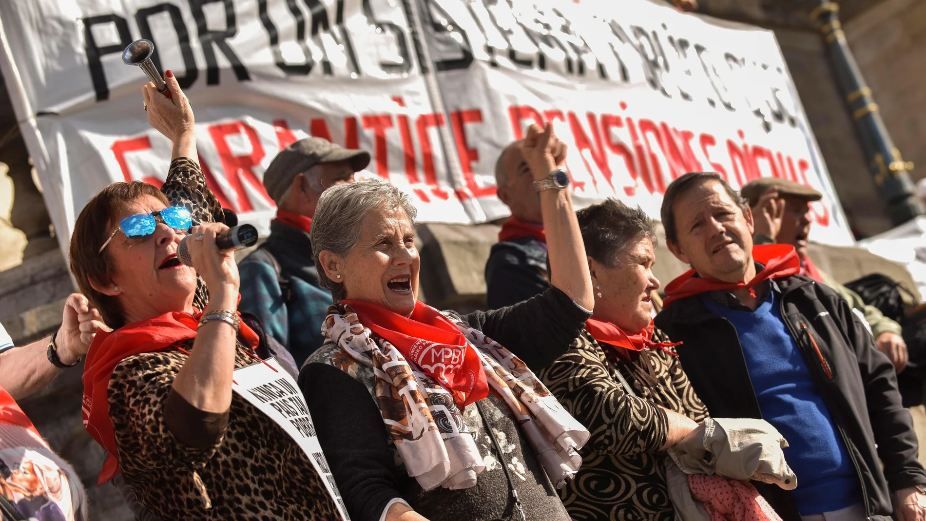 El movimiento de pensionistas de Bizkaia concentrado ante el ayuntamiento de Bilbao para reivindicar unas pensiones públicas "dignas".
