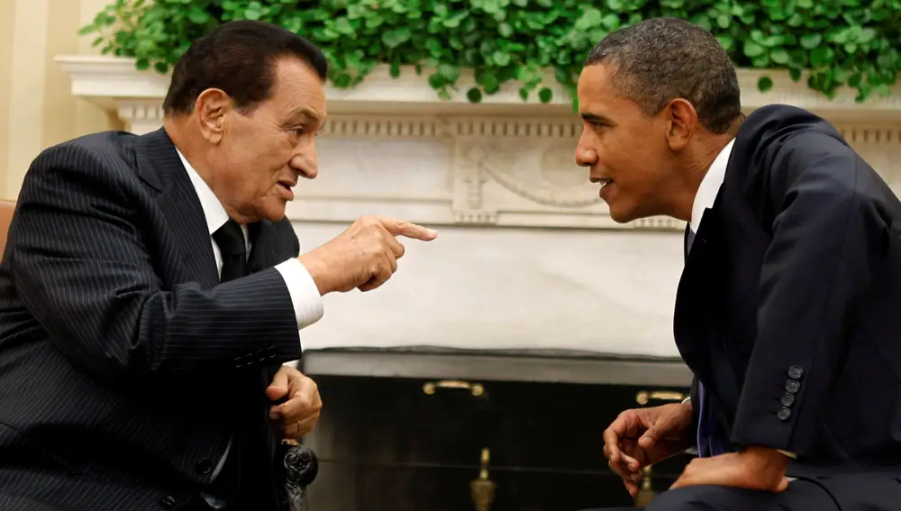 FILE PHOTO: U.S. President Barack Obama (R) meets with Egypt's President Hosni Mubarak in the Oval Office of the White House in Washington September 1, 2010. REUTERS/Jason Reed/File Photo