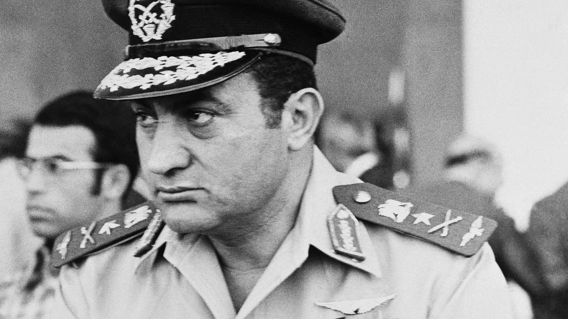 Imagen de 1974 del entonces comandante de la Fuerza Aérea egipcia Hosni Mubarak, en una parada militar en El Cairo.