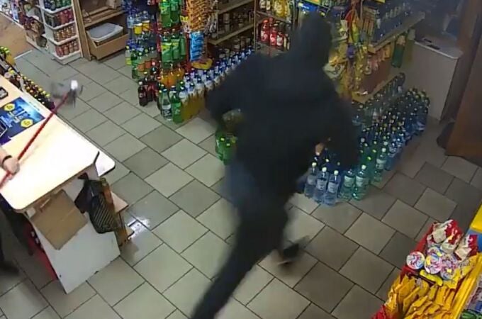 Un ladrón armado huye de una tienda tras ser atacado con una fregona y un cubo