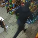 Un ladrón armado huye de una tienda tras ser atacado con una fregona y un cubo