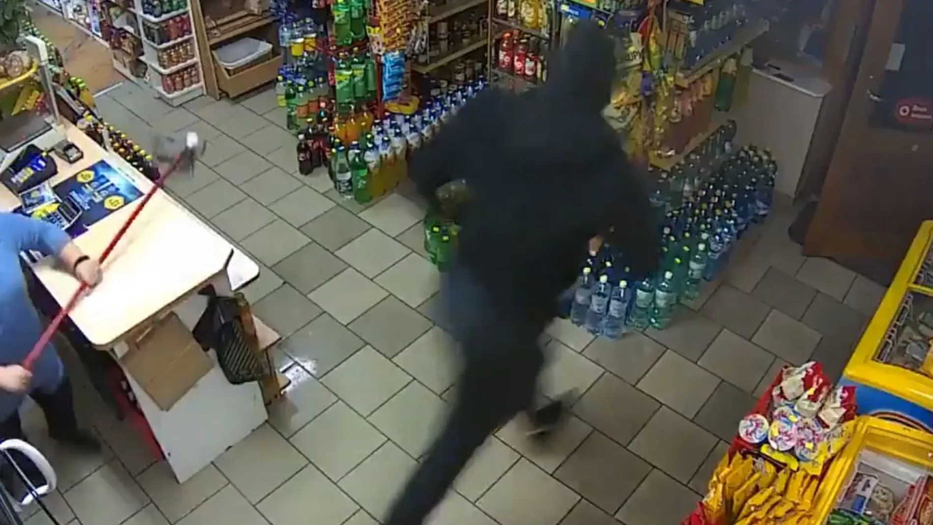 Un ladrón armado huye de una tienda tras ser atacado con una fregona y un cubo