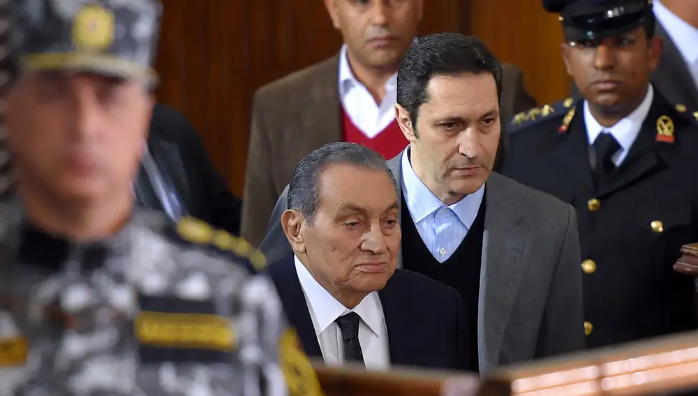 Hosni Mubarak, acompañado por su hijo Alaa testifica en 2011