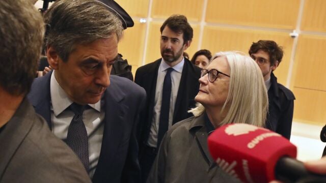 El ex primer ministro francés François Fillon y su esposa Penelope se enfrenta a un pena de diez años de prisión/AP