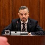 El consejero de Hacienda, Juan Bravo, hoy durante su comparencia parlamentaria en comisión