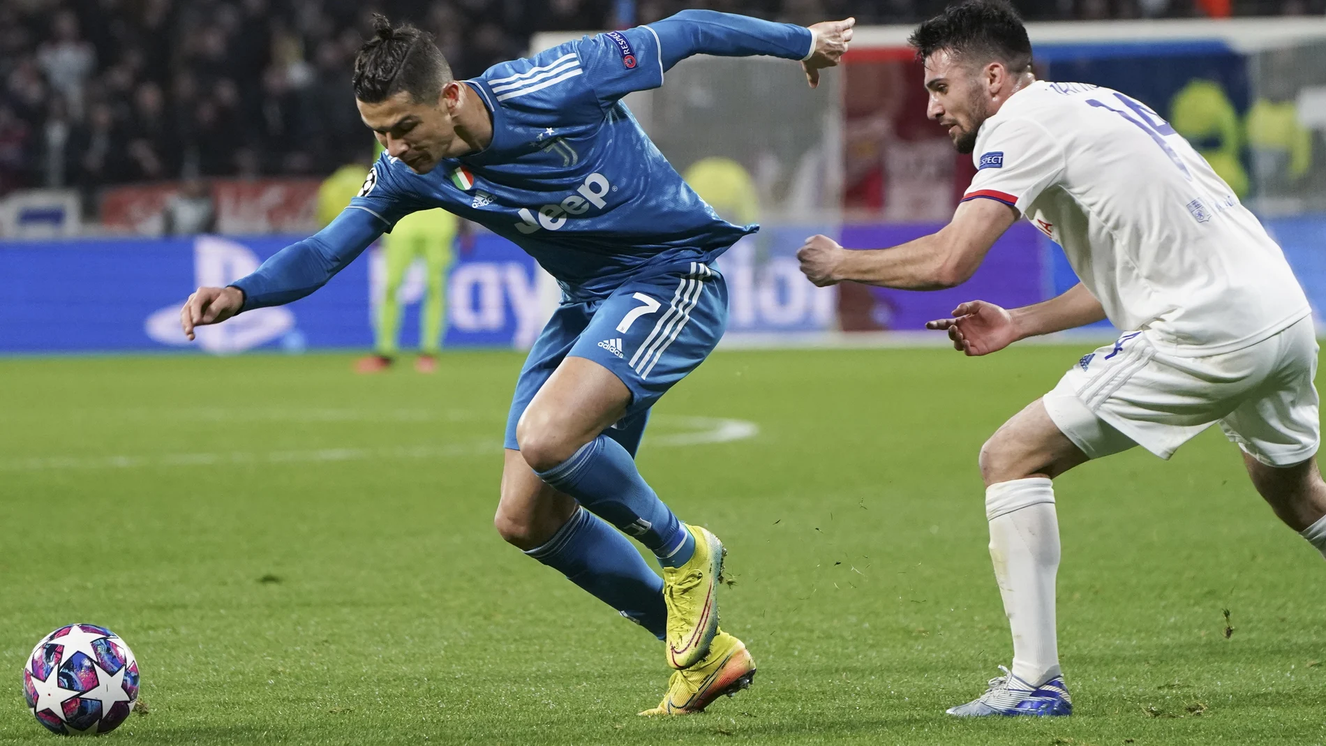 Cristiano Ronaldo agarra a Dubois en el Lyon-Juventus
