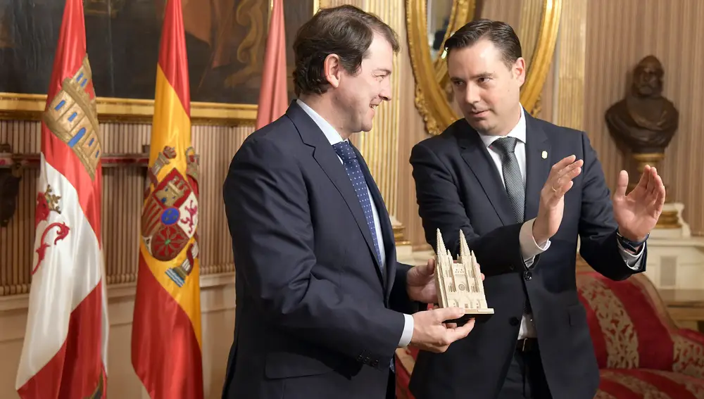 El presidente de la Junta, Alfonso Fernàndez Mañueco (I), junto al alcalde de Burgos, Daniel de la Rosa (D)