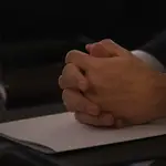 Detalle de las manos de Pedro Sánchez durante la reunión con Torra
