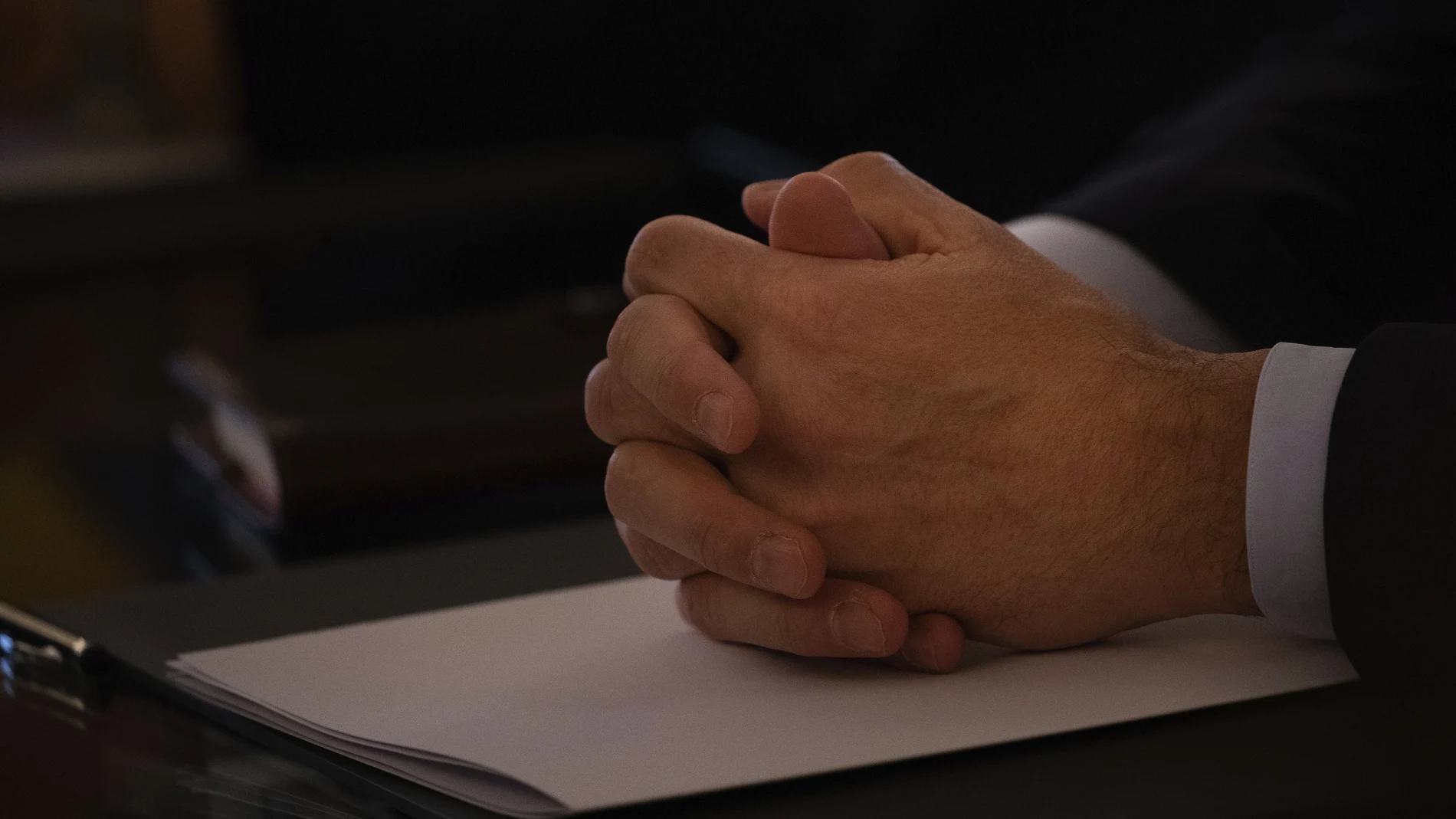 Detalle de las manos de Pedro Sánchez durante la reunión con Torra