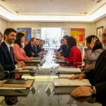 Primera reunión de la mesa de diálogo encabezada por el presidente del Gobierno, Pedro Sánchez (4d); y el president de la Generalitat, Quim Torra (4i), un acuerdo al que llegaron PSOE y ERC para que los segundos facilitaran con su abstención la investidura de Sánchez, en el Palacio de la Moncloa, en Madrid (España) a 26 de febrero de 2020.