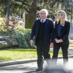 El ministro de Universidades, Manuel Castells; y la diputada de JxCat Elsa Artadi, minutos antes de la primera reunión de la mesa de diálogo entre el Gobierno de España y el Govern de Catalunya.
